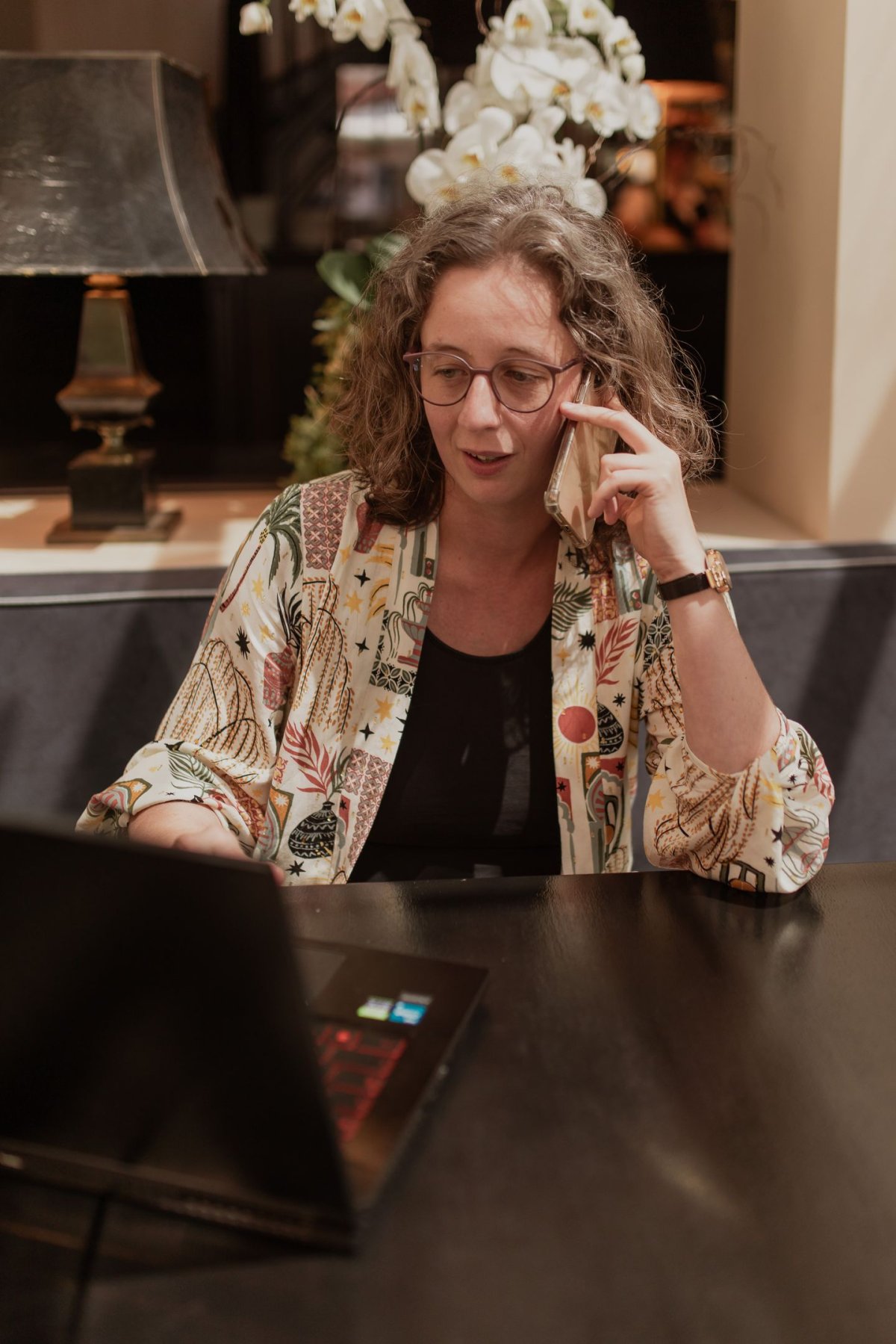 Photo de Jennifer Baudin qui téléphone à un client pour connaitre les difficultés au niveau de son organisation interne